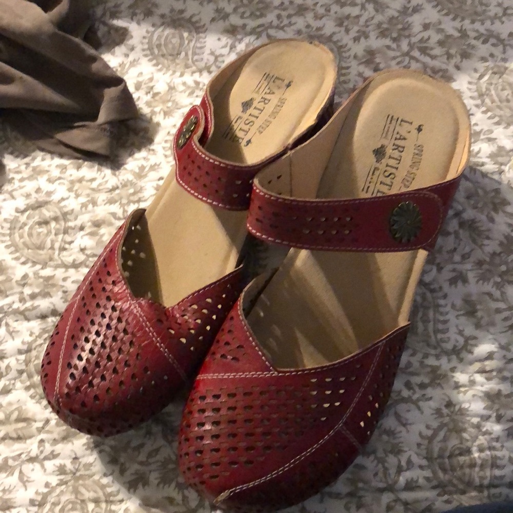 L’artist red shoes